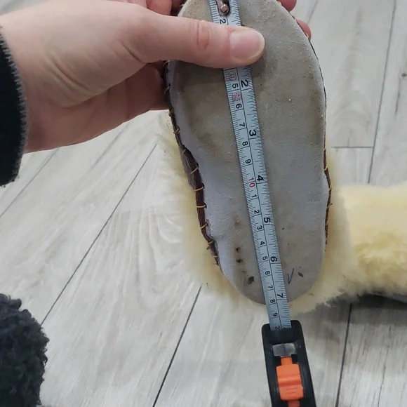 3/$45 NWOT Kids handmade moccasin slippers (size EU 26) - Picture 5 of 6